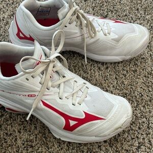 Mizuno volleyball shoes. Red&white size 8. Worn only a hand full of times. EUC
